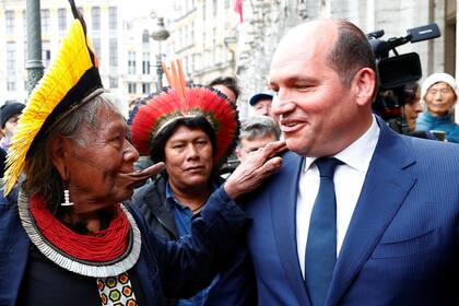 El jefe indígena de Brasil, Raoni Metuktire se ríe con el alcalde de Bruselas, Philippe Close, durante una conferencia de prensa en el ayuntamiento de Bruselas.