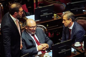 El jefe libertario Ezequiel Atauche habla con Eduardo Vischi en el Senado