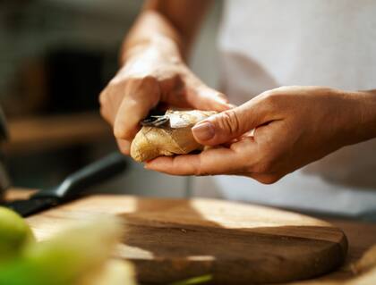 El jengibre ayuda a estimular la digestión, reducir la hinchazón y aliviar molestias estomacales