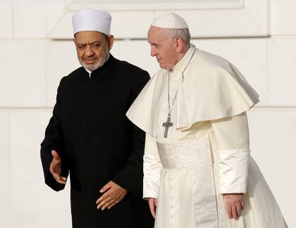  El jeque Ahmed el-Tayeb, gran imán de Al-Azhar de Egipto, a la izquierda, da la bienvenida al papa Francisco antes de una reunión privada con miembros del consejo de ancianos musulmanes, en la Gran Mezquita de Sheikh Zayed, en Abu Dabi, Emiratos Árabes Unidos, el 4 de febrero de 2019.