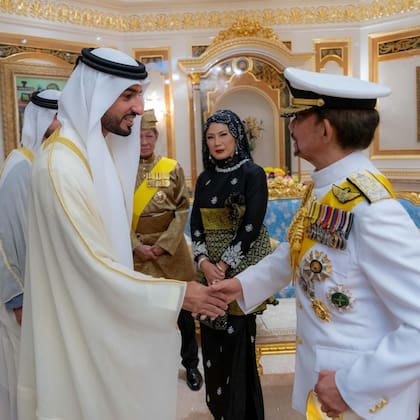 El jeque Ammar bin Humaid Al-Nuaimi, hijo del Emir de Ajmán (Emiratos Árabes), saluda al sultán de Brunéi, Hassanal Bolkiah.
