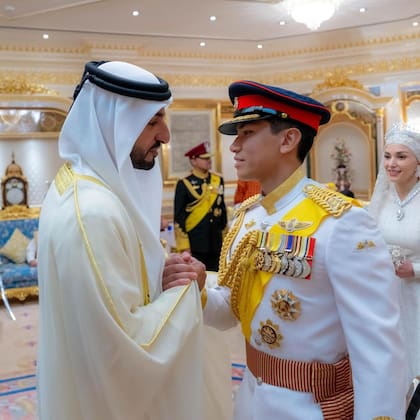 El jeque felicita al novio con un apretón de manos.