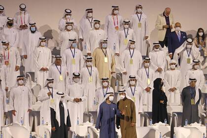 El jeque Mohamed bin Rashid al-Maktoum, vicepresidente, primer ministro de los Emiratos Árabes Unidos, gobernante de Dubai y ministro de Defensa, habla con el jeque Mohamed bin Zayed al-Nahyan, príncipe heredero de Abu Dhabi y comandante supremo adjunto de las Fuerzas Armadas de los Emiratos Árabes Unidos durante la ceremonia de apertura de la Dubai Expo 2020