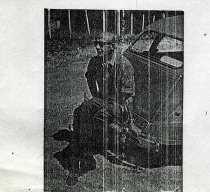 El jerarca nazi Ludolf von Alvensleben, en una imagen tomada junto a su Citroën (Gentileza Elisa Pardo)