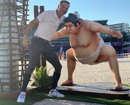 El jinete argentino José María Larocca, divirtiéndose en Tokio 2020