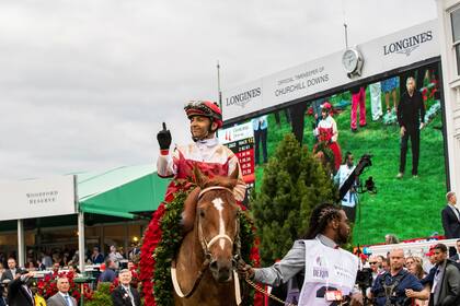 El jinete venezolano Sonny León festeja montando a Rich Strike al coronarse en el Kentucky Derby de 2022