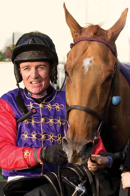 El jockey Barry Geraghty, con la chaqueta del equipo real en raso de seda violeta con bordados dorados y mangas rojas. Close Touch se quedó con cinco carreras y ganó 73 mil dólares.