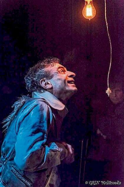 El jorobado, el encierro de un cornudo. Destacado trabajo unipersonal del multipremiado Claudio Pazos, dirigido por Jorge Diez, en el Auditorium