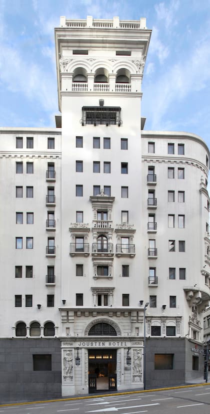 El Jousten hotel se distingue por su silueta de estilo barroco español en la esquina de la Avenida Corrientes y 25 de Mayo