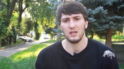 El joven abogado, Abubakar Yangulbaev denunciando las amenazas del lgobierno de Chechenia