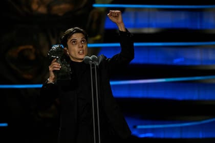 El joven actor argentino Matías Recalt celebra su triunfo en los Goya 