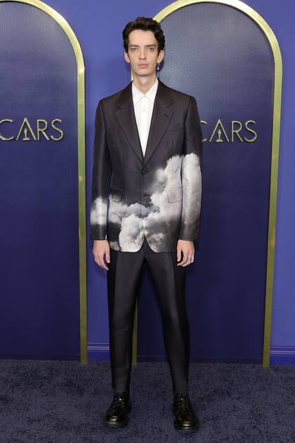 El joven actor australiano Kodi Smit-Mhee,candidato por su trabajo en El poder del perro, destacó con un original traje