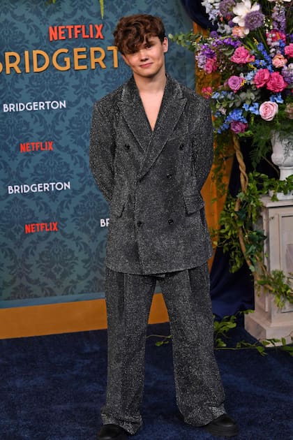 El joven actor británico Will Tilston que interpreta a Gregory Bridgerton sacó los brillos para la gran premiere