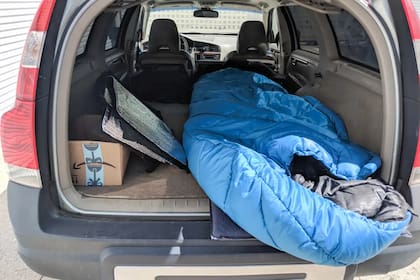 El joven adaptó su auto para vivir en el interior durante tres meses