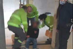 Un adolescente terminó internado tras recibir una brutal paliza en el baño de un colegio