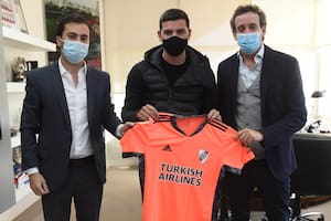 El joven arquero Alan Leonardo Díaz, quien debutó en el último superclásico ante la baja por coronavirus de los otro guardavallas del plantel de River, firmó su primer contrato con el club hasta diciembre de 2024.