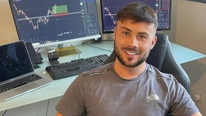 El joven asegura ganar más de 100.000 euros al mes.