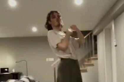 El joven bailaba sin advertir una presencia extraña detrás de él