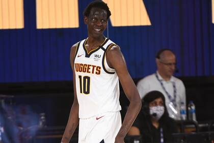 El joven Bol Bol, figura de Denver en el primer día de amistosos