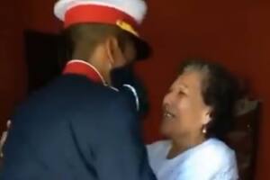 Video: la gran emoción de una abuela al ver a su nieto con su uniforme militar