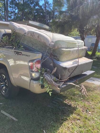 El joven comenzó su emprendimiento cargando colchones viejos a su camioneta para luego desecharlos