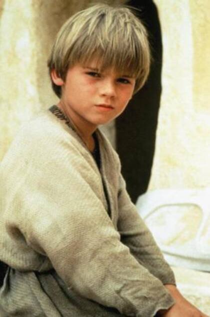 El joven como Anakin Skywalker en La Amenaza Fantasma