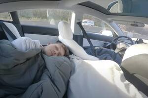 Una estrella de TikTok activa el modo autónomo de su Tesla y duerme en plena autopista