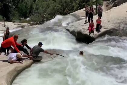 El joven de 24 años quiso cruzar las aguas rápidas las Angel Falls y quedó atrapado en un remolino. Fue rescatado por un oficial fuera de servicio que justo visitaba el lugar