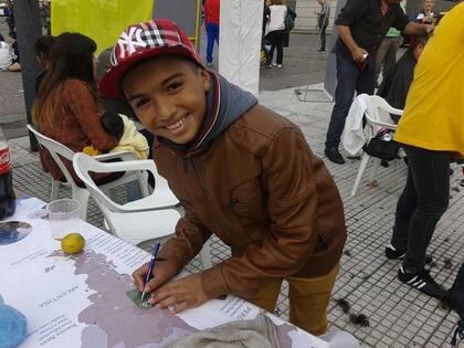 El joven de once años firmó autógrafos y se sacó fotos con todos los que ayudaron