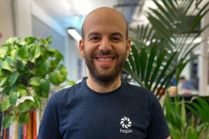 El joven forjó su fortuna solo