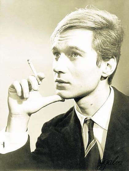 El joven formal de facciones perfectas y un aire de Nouvelle Vague