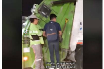 El joven fue trasladado en un camión de basura