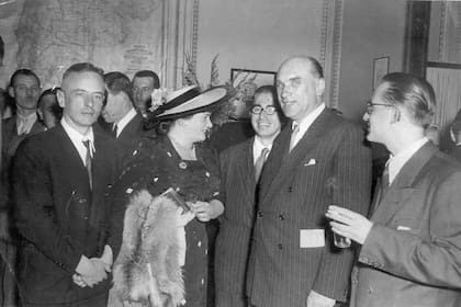 El joven Gombrowicz ya en la Argentina, con Cecilia Benedit de Debenedetti (editora de El casamiento), Iwaszkiéwicz y Alejandro Rússovich. En segundo plano (de anteojos), Adolfo de Obieta . En el Banco Polaco en 1948. COLECCIÓN ALEJANDRO RUSSOVICH