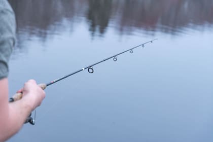 El joven había lanzado su anzuelo con un señuelo clásico para capturar un salmón coho, pero finalmente sacó otra cosa (Canva)