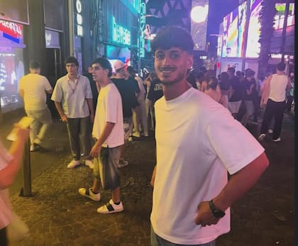 El joven había salido con dos amigos y fueron atacados en un estacionamiento