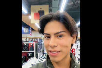 El joven habló de los celulares que estaban en un local comercial (Captura video)