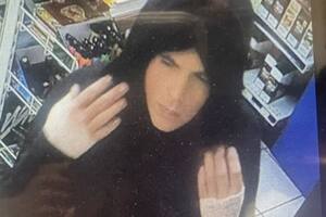 El joven intentó ocultar su identidad, pero fue captado en video mientras cometía el delito