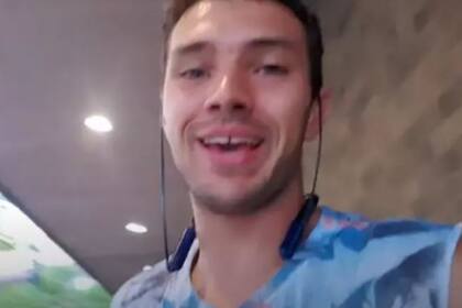 El joven Jonny se sorprendió mucho cuando el pájaro salió de la tubería y se dirigió hacia él