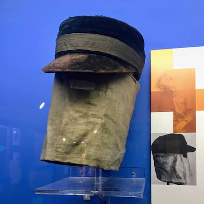 El joven Joseph Merrick utilizaba una bolsa de arpillera y un gorro para cubrir su cabeza y evitar las miradas de horror que le daba la gente cuando tenía su rostro descubierto