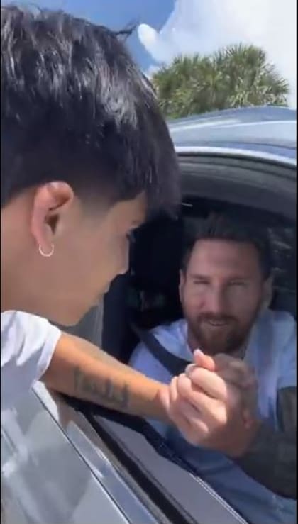El joven logró una cercanía impensada con Messi y aprovechó para pedirle un beso en su mejilla