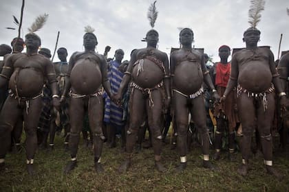 El joven más obeso gana el título de ser rey de la tribu bodi por un día y se desposa con la mujer más bella de la aldea