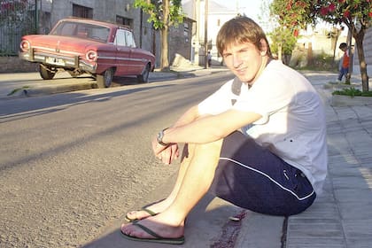 El joven Messi en una de sus últimas visitas al barrio rosarino