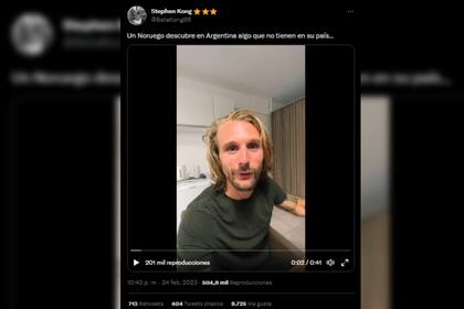 El joven mostró con asombro cómo se vende la soda en la Argentina (Captura Twitter @BetaKong05)