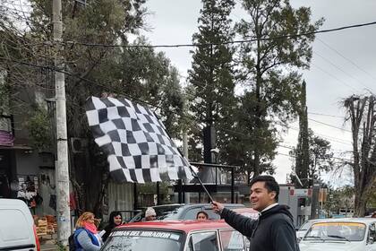 El joven padre Jorge dio la bienvenida a los autos en la llegada a Villa de Merlo, donde incluso le "robó" la gorra de Ford a uno de los pilotos para tomarse una foto con él; en la imagen le baja la bandera de cuadros al FIAT 1500 de 1968 de Carlos y Emiliano Carretero.
