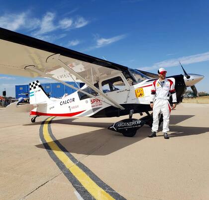 El joven piloteó por primera vez solo un avión a los 18 años