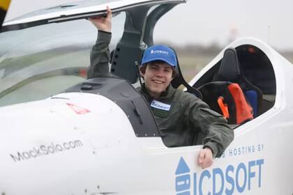 El joven piloto alistándose para iniciar su periplo en marzo pasado