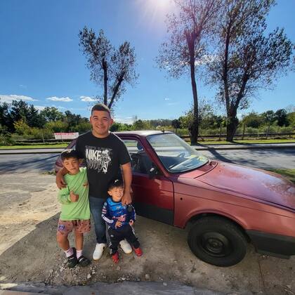 El joven posó con sus hijos para mostrar su nuevo logro