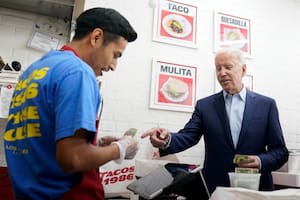 La actitud de Biden al pagar en una tienda de quesadillas que desconcertó al vendedor