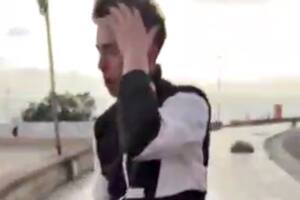 El joven que manejaba el auto, segundos después de haber chocado.