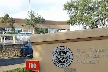 El joven quedó detenido al presentarse a un control migratorio obligatorio